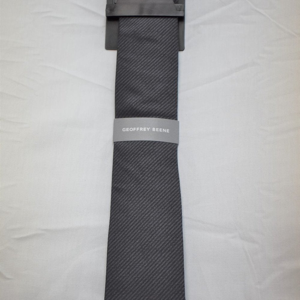 Geoffrey Beene NWT Mens Tie Black/Gry Stripe